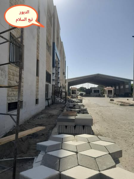 مدير معبر تل أبيض يشرف على أعمال إصلاح وتأهيل المعبر