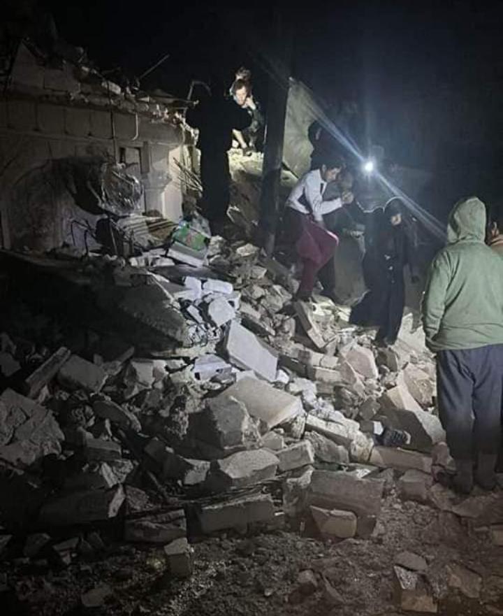 مصدر في فوج إطفاء حماة: سقوط عدد من الأبنية في حماة إثر الهزة الأرضية.