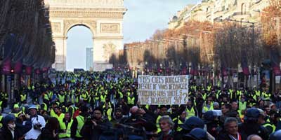 موجة جديدة من احتجاجات “الستر الصفراء” ضد ماكرون وقواته الأمنية تعتقل مئات المتظاهرين وتغلق المعالم الكبرى في باريس