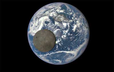 علماء يحددون موعد سقوط القمر على الأرض