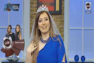 مذيعة مصرية ترتدي فستان الزفاف على الهواء