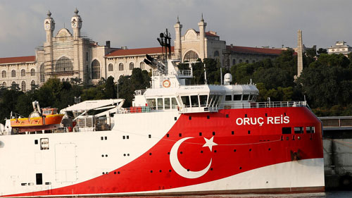 "رويترز": اصطدام بين سفينتين حربيتين يونانية وتركية