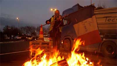 حكومة ماكرون تتراجع أمام احتجاجات "السترات الصفراء" وتعد بتعليق الزيادة الضريبة على الوقود