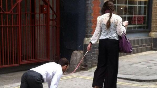 رجل يتحول إلى " كلب "على يد امرأة في لندن!