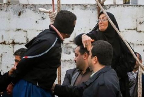 إيرانية تعفو عن قاتل ابنها في اللحظات الأخيرة قبل تنفيذ الإعدام
