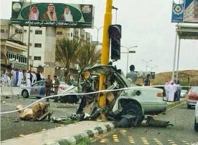 إشارة مرور ضوئية تقسم سيارة إلى نصفين بحادث مروري مروع في السعودية