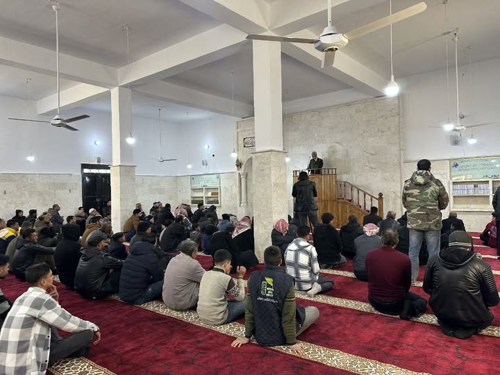 محافظة إدلب: افتتاح مسجد الروضة في مدينة سراقب، واستقباله للمصلين، بعد إعادة ترميمه وتجهيزه.