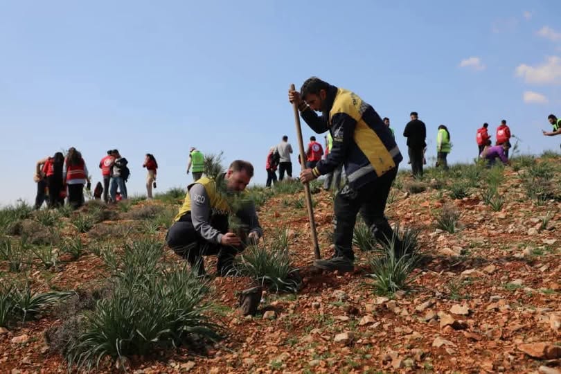 الدفاع المدني يشارك في حملة “عفرين تستاهل” لتشجير حرش بحيرة ميدانكي