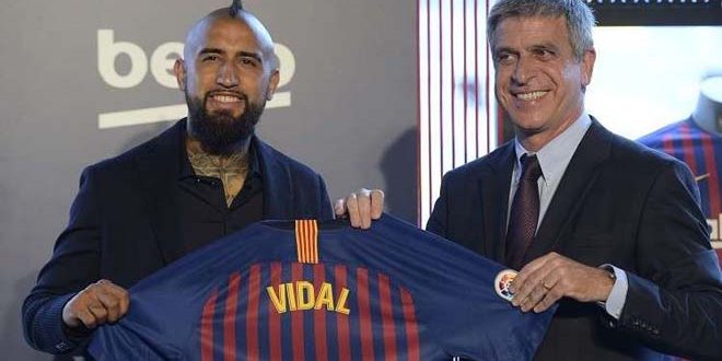 برشلونة يقدم لاعبه الجديد فيدال
