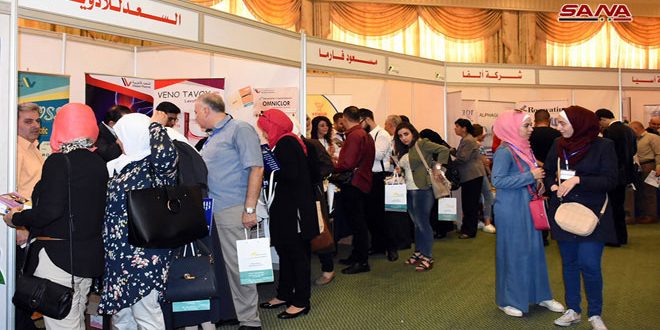 إقبال كبير يشهده المعرض التخصصي للصناعات الدوائية في حماة
