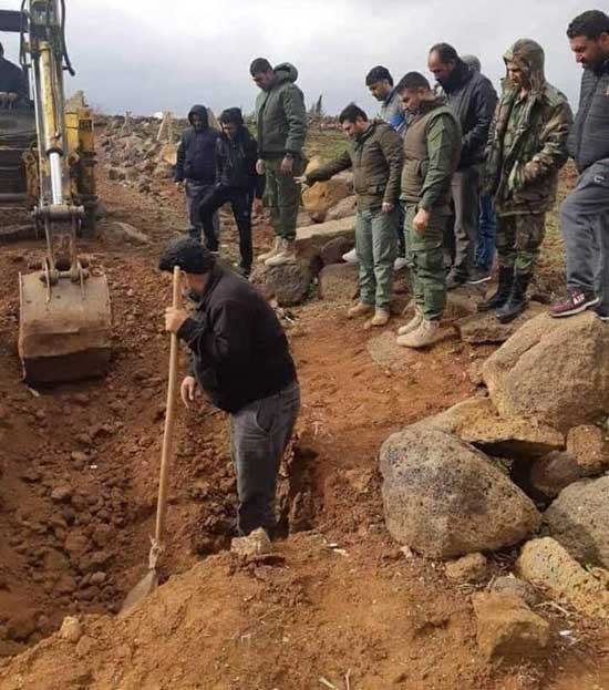 العثور على مقبرة جماعيَّة تضم جثامين 3 فتيات من عائلة واحدة من مدينة إنخل بريف درعا وتلقي القبض على شقيقهن