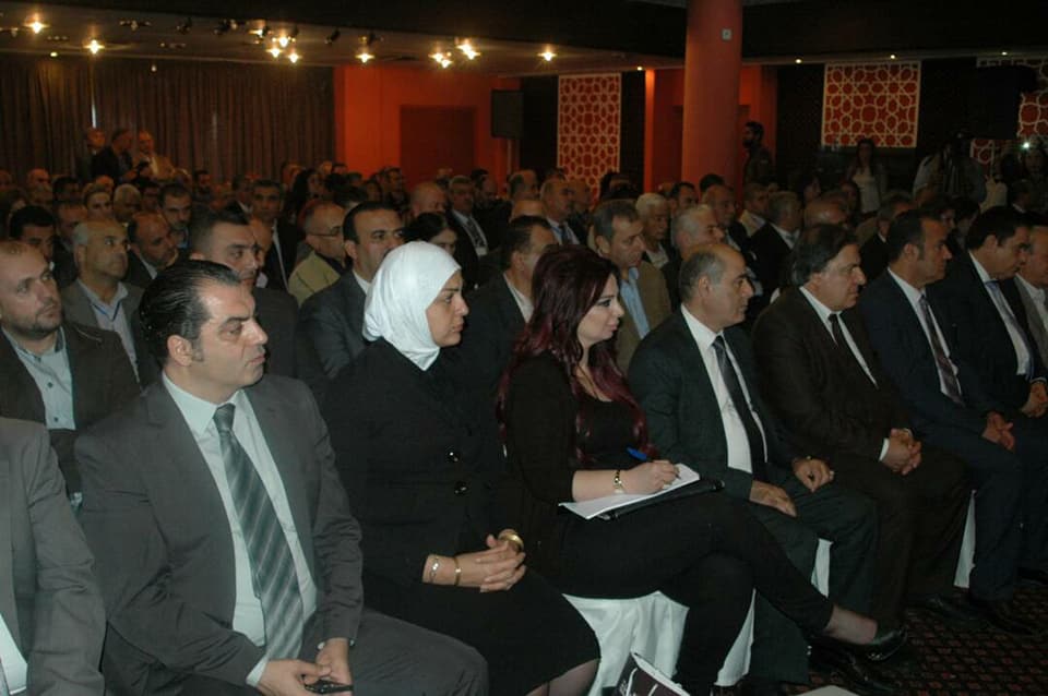 اجتماع موسع لرئيس الحكومة والوفد الوزاري مع رؤساء الوحدات الإدارية ورجال الأعمال